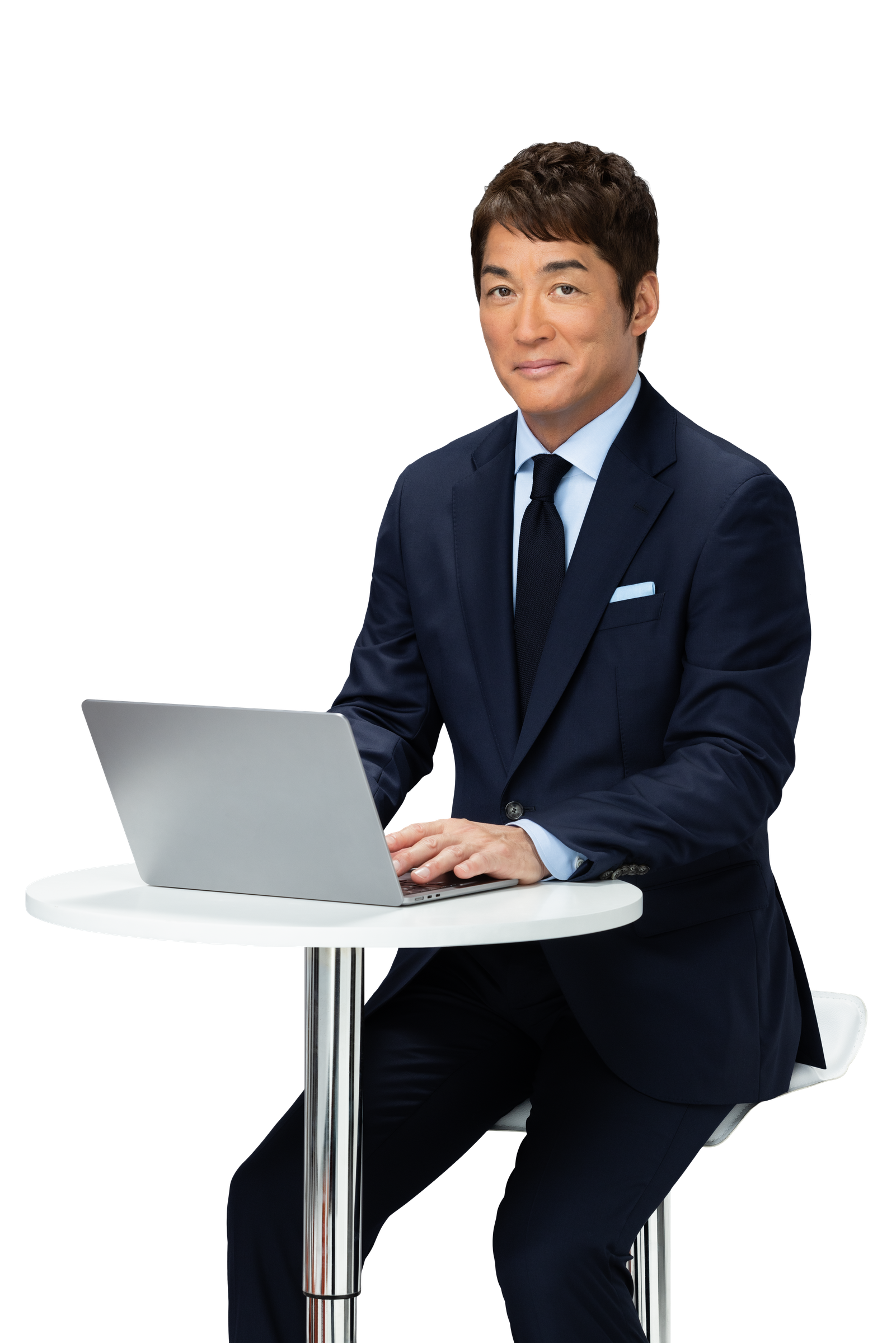 テーブルで資料を確認する長嶋一茂さん